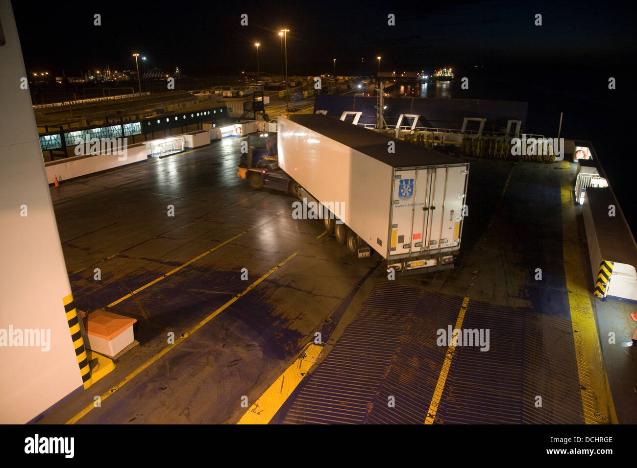 Contenitore per trasporto caricato sul traghetto Stena a Harwich, Inghilterra Foto Stock