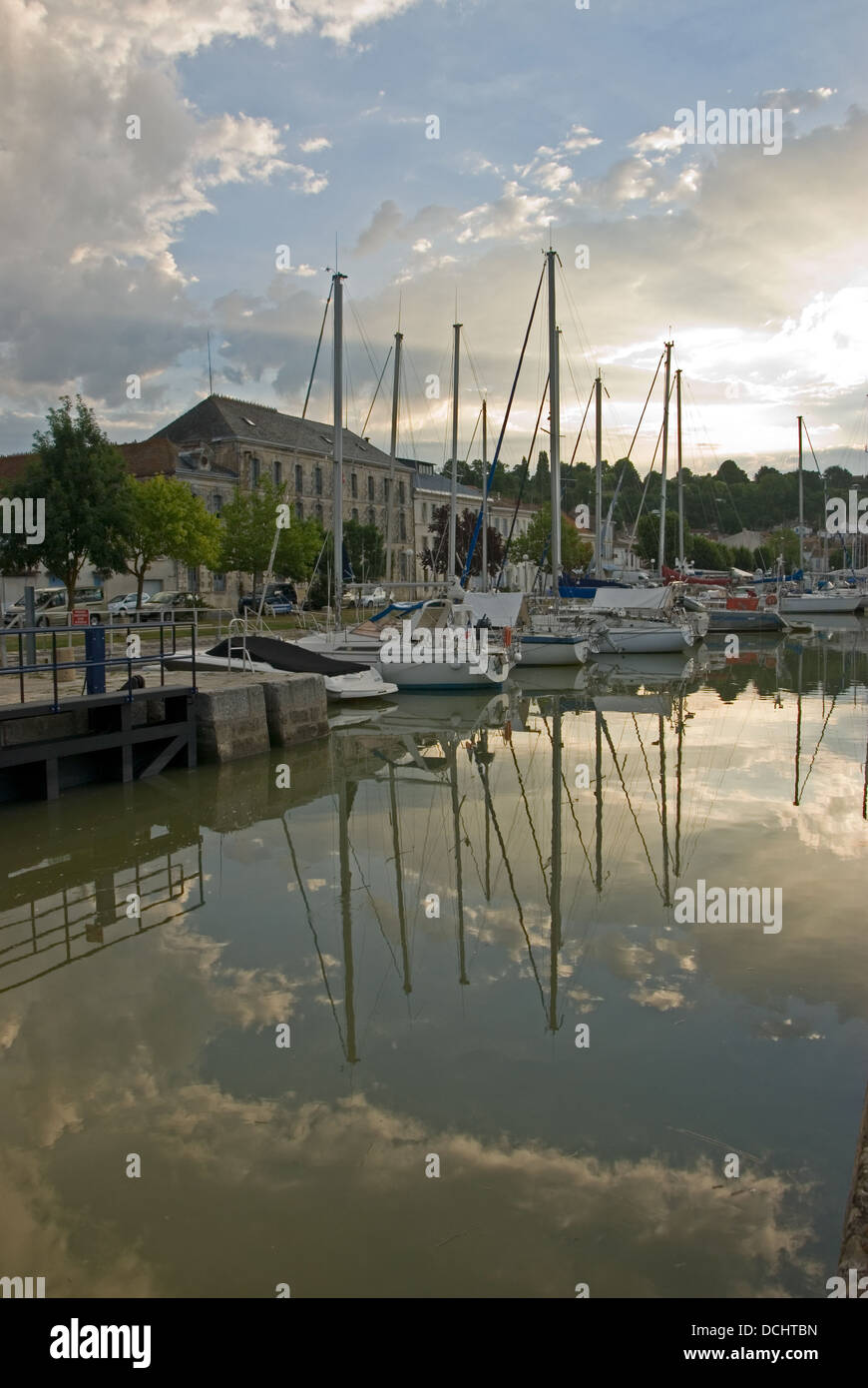 Mortagne (sur Gironde in Charente Maritime Regione è una porta occupata con un canale del fiume collegamento fuori al fiume estuario Gironde. Foto Stock
