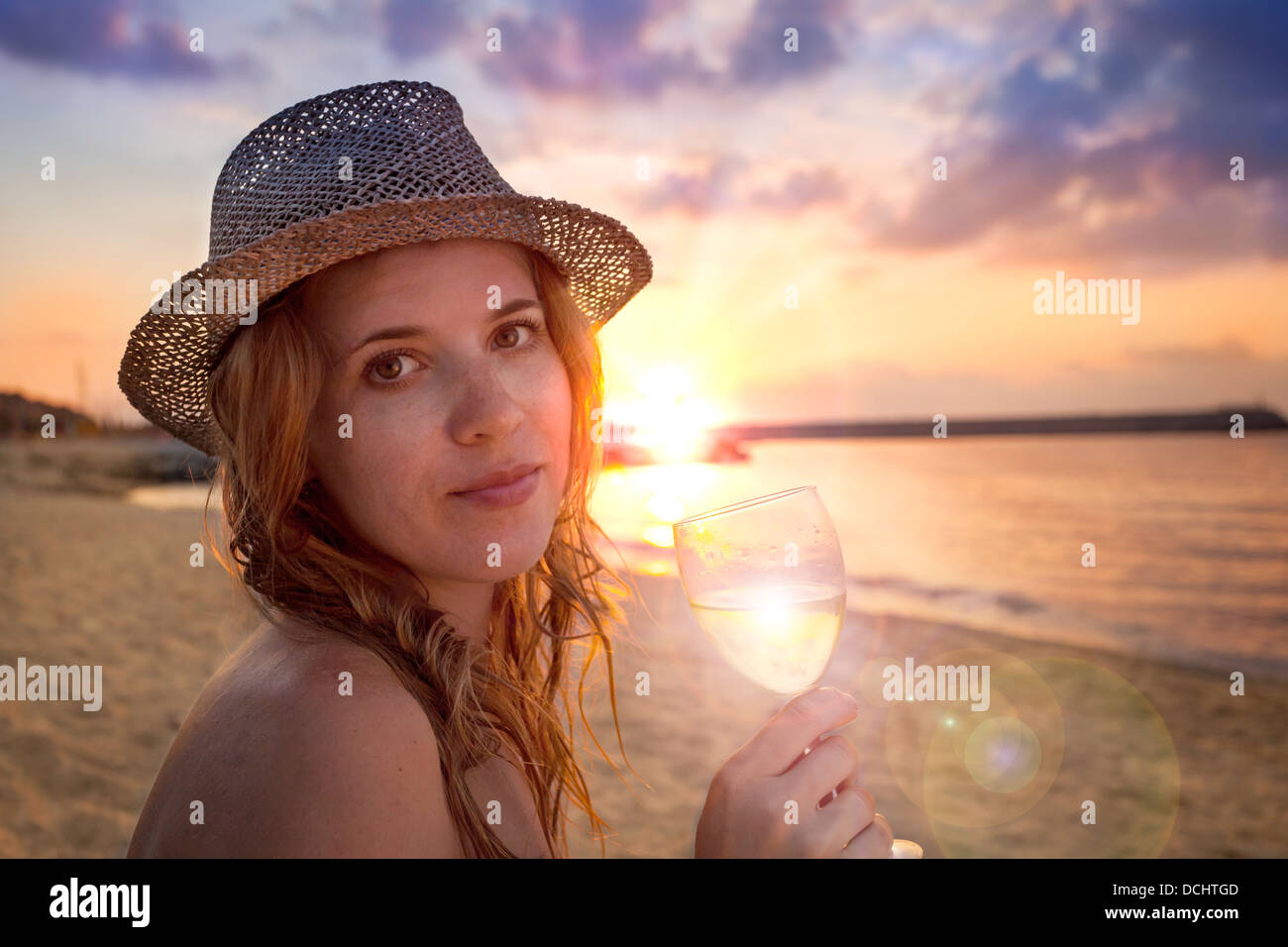 Persone collezione: bella signora in hat con un bicchiere di vino sulla spiaggia Foto Stock