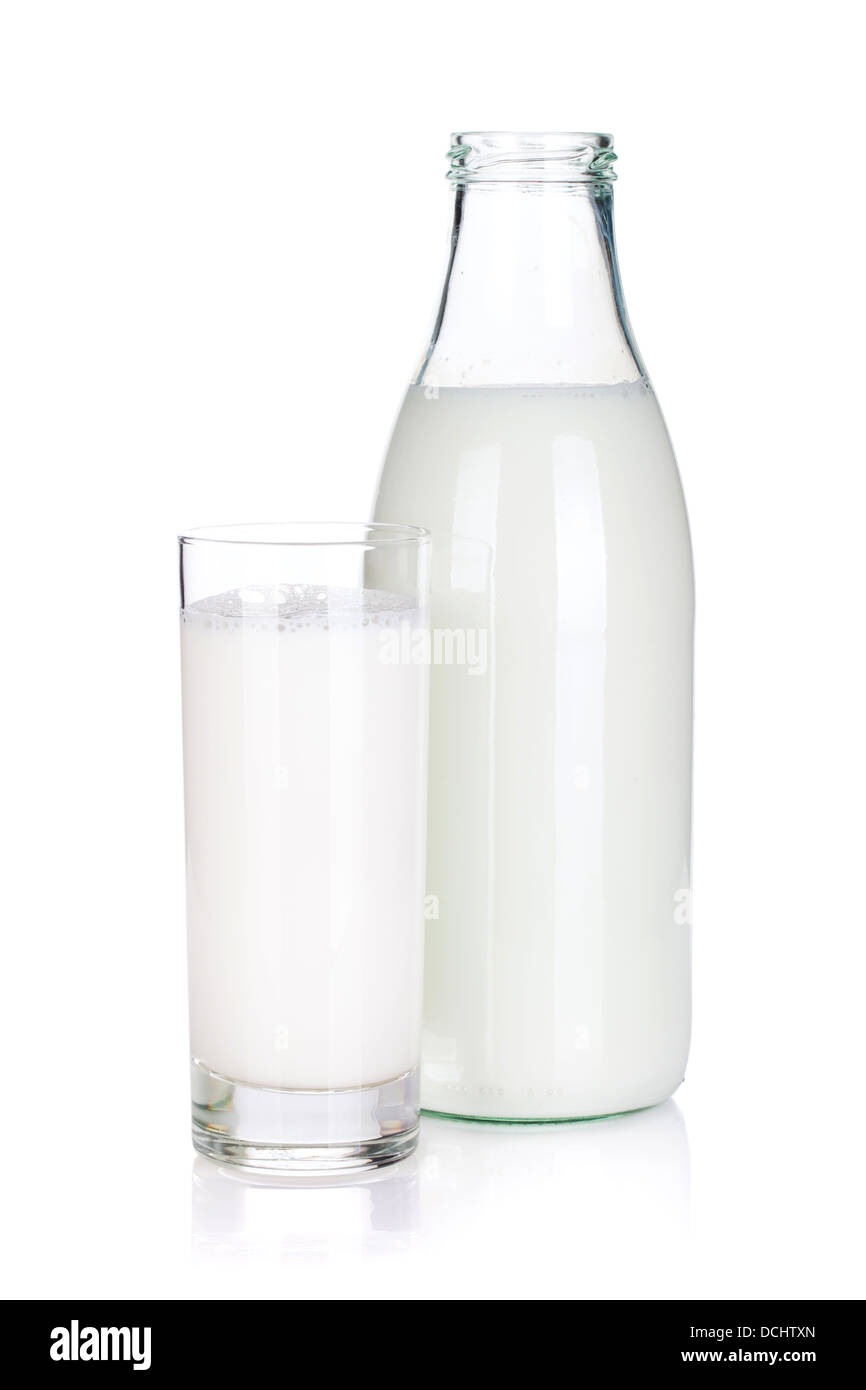 Apertura del flacone in vetro e con il latte. Isolato su sfondo bianco Foto Stock