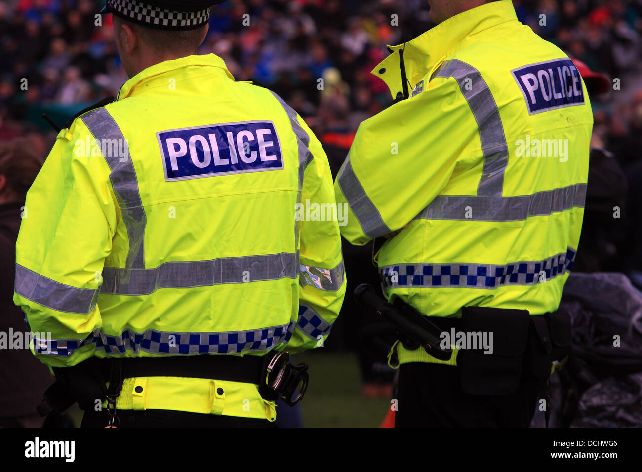 Regno Unito gli ufficiali di polizia pattuglia a una grande folla venue Foto Stock