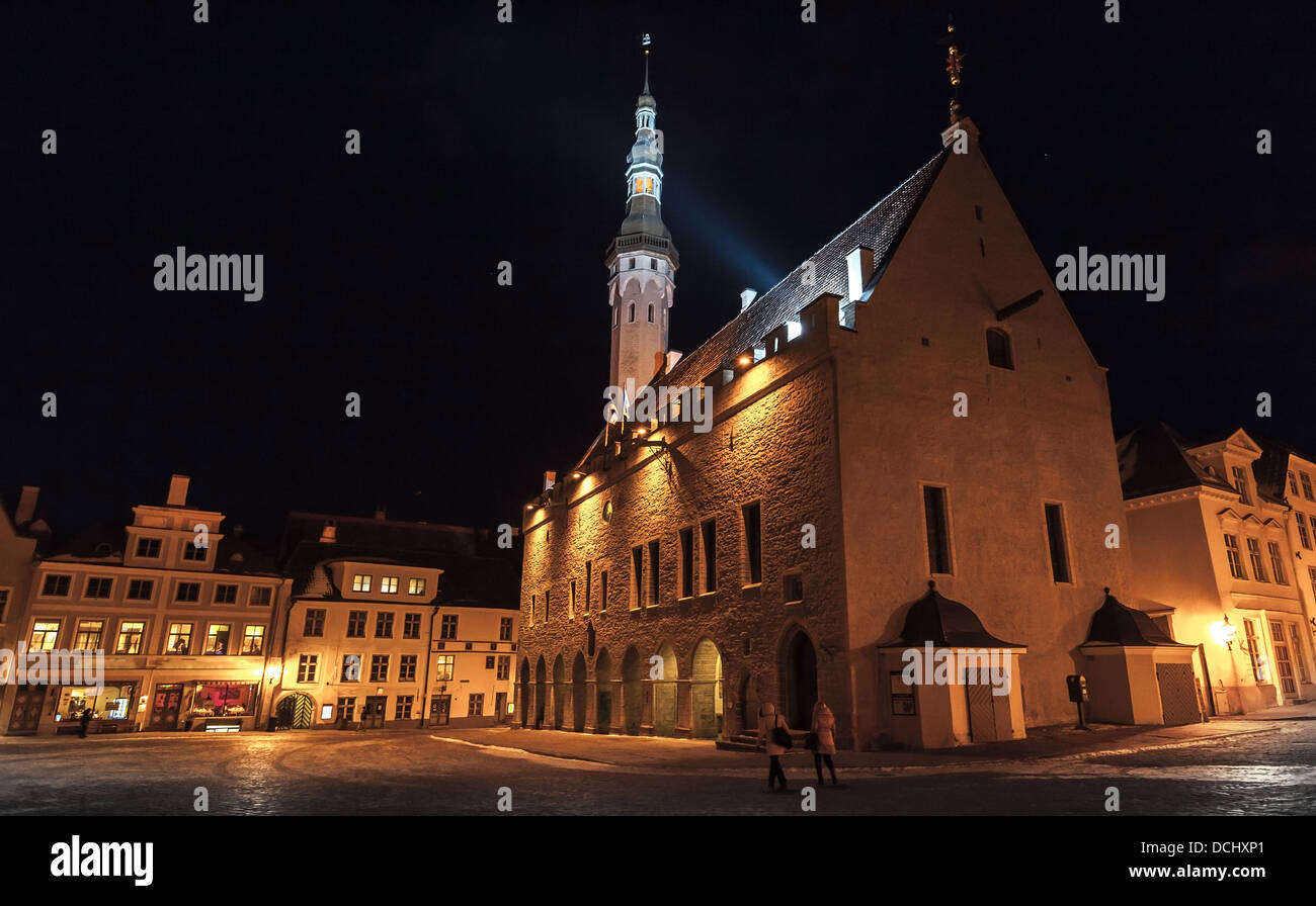 Accesa al municipio di notte. La città vecchia di Tallinn, Estonia Foto Stock