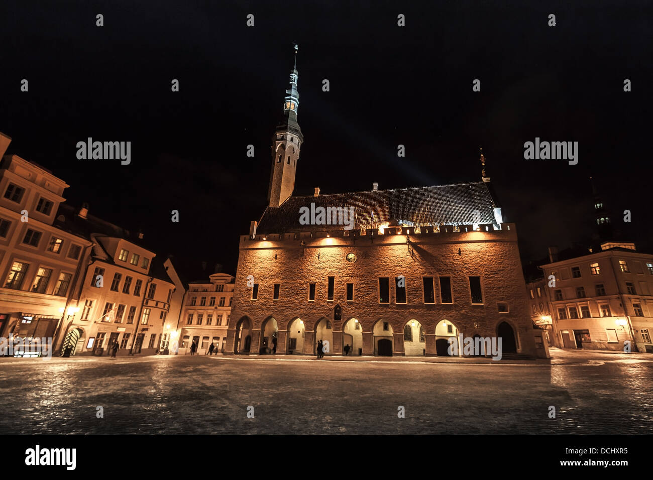 Accesa al municipio di notte d'inverno. La città vecchia di Tallinn, Estonia Foto Stock