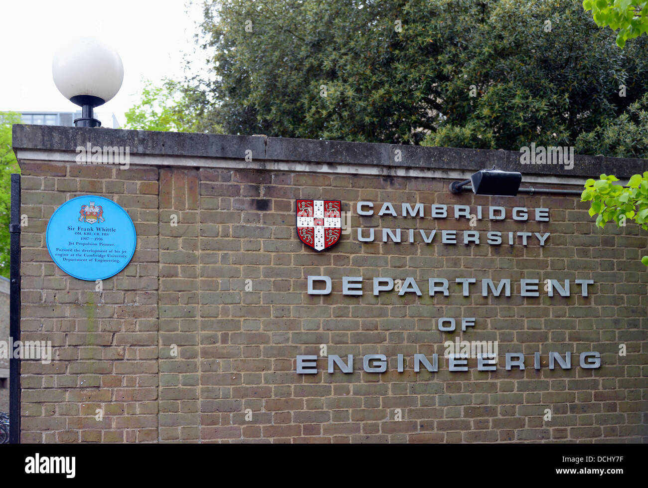 Sir Frank Whittle, targhe commemorative. Dipartimento di Ingegneria dell'Università di Cambridge, Cambridgeshire, England, Regno Unito Foto Stock