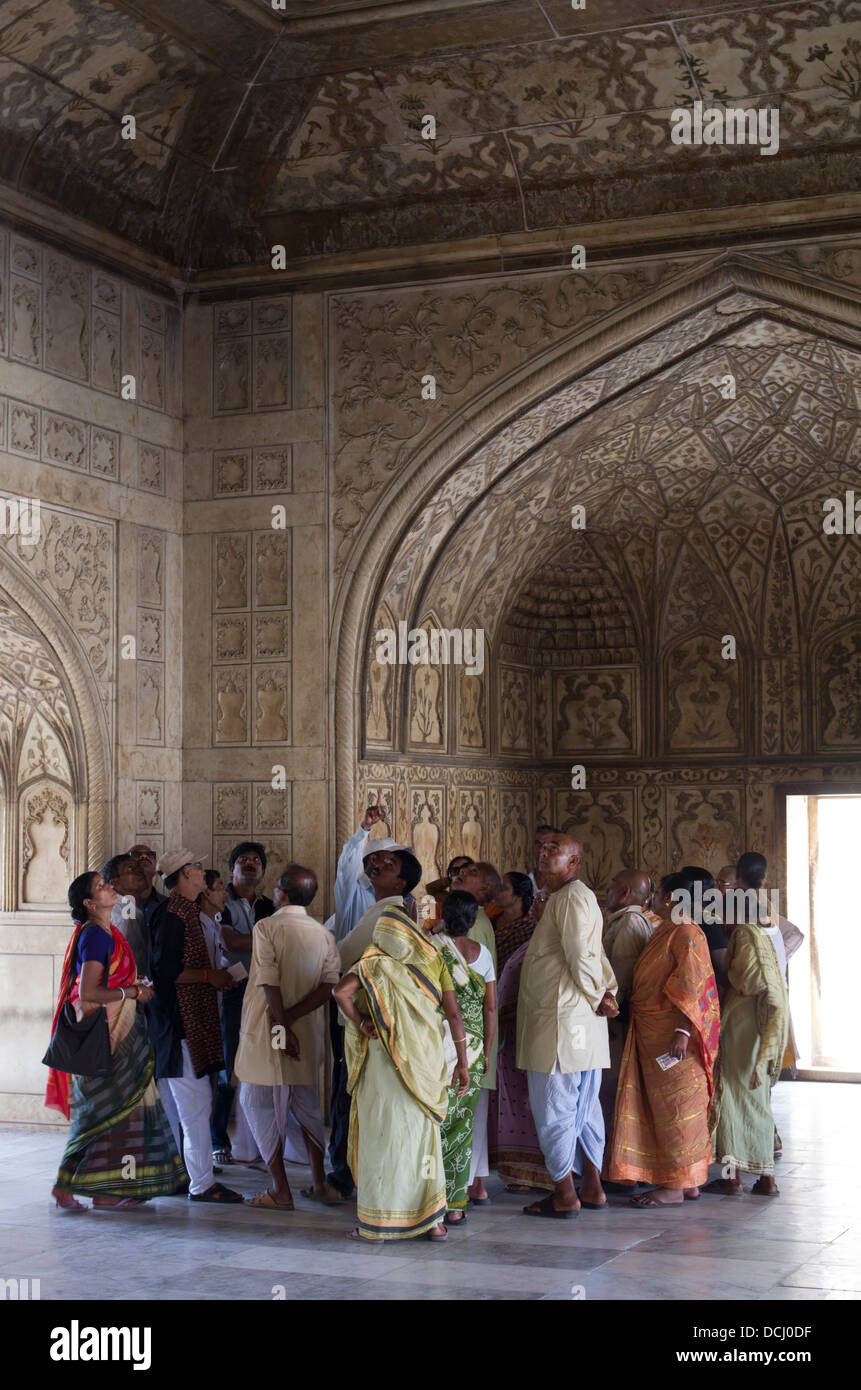 Indian turisti nel Musamman Burj al Agra Fort / Red Fort, Agra, India un sito Patrimonio Mondiale dell'UNESCO Foto Stock