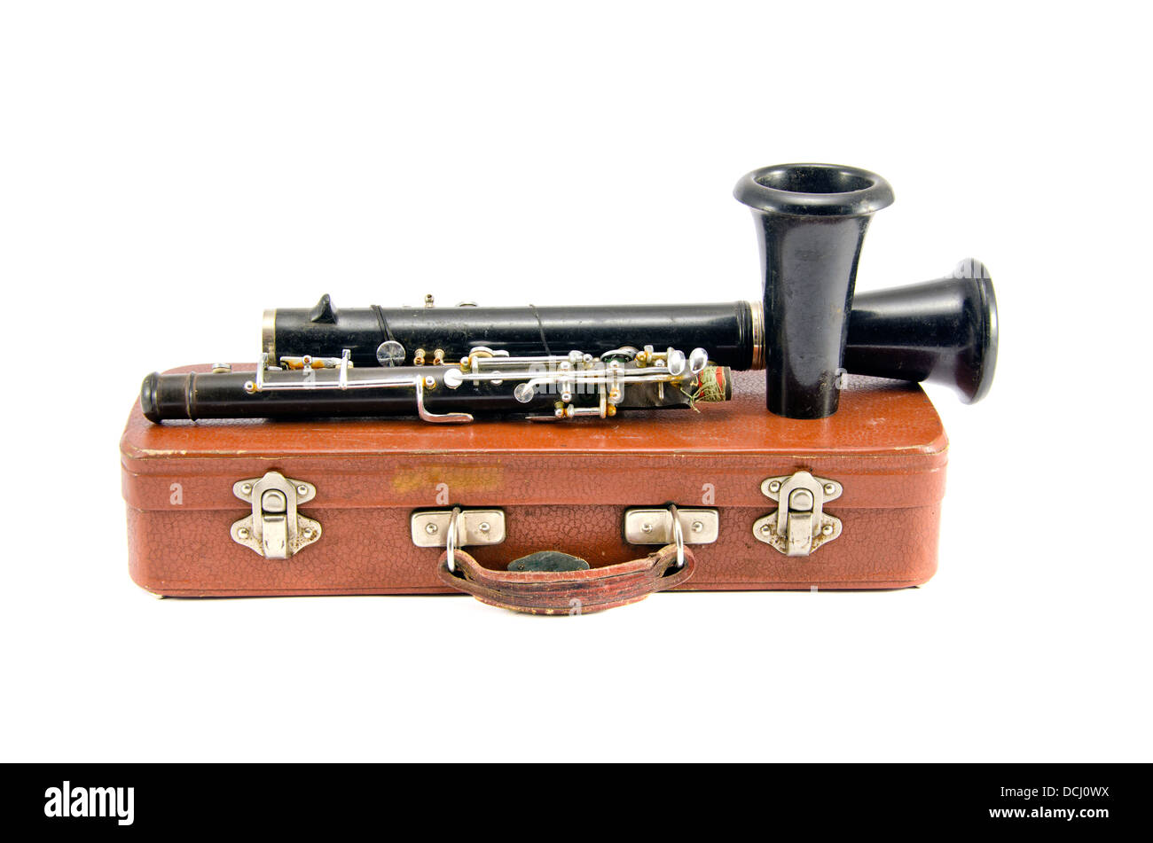 Vecchio usato clarinetto su pelle marrone box isolati su sfondo bianco. Strumento musicale Foto Stock