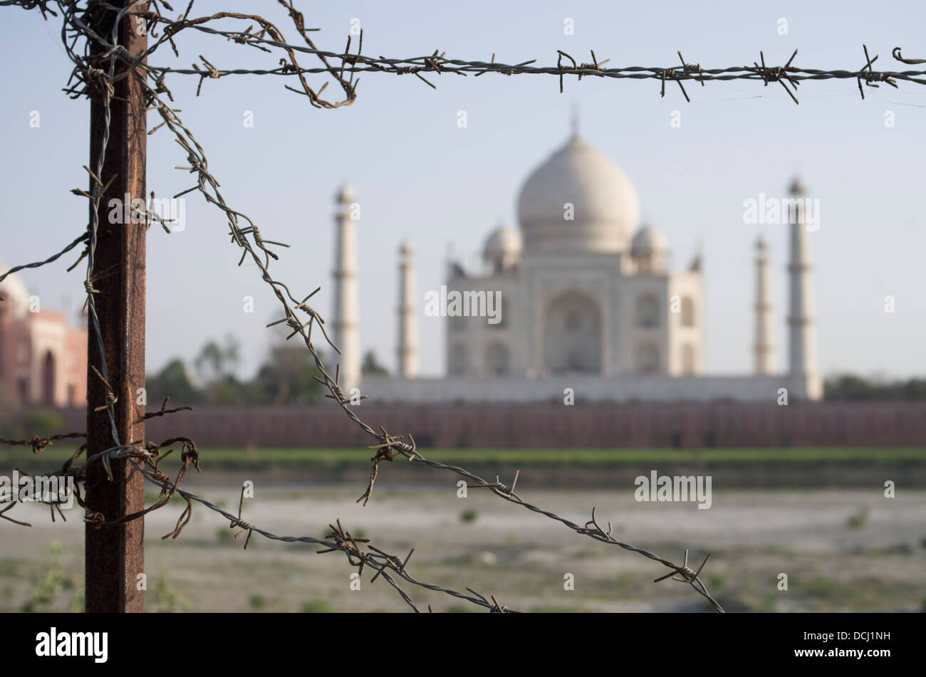 Il filo spinato e il Taj Mahal bianco mausoleo di marmo - Agra, India un Sito Patrimonio Mondiale dell'UNESCO Foto Stock