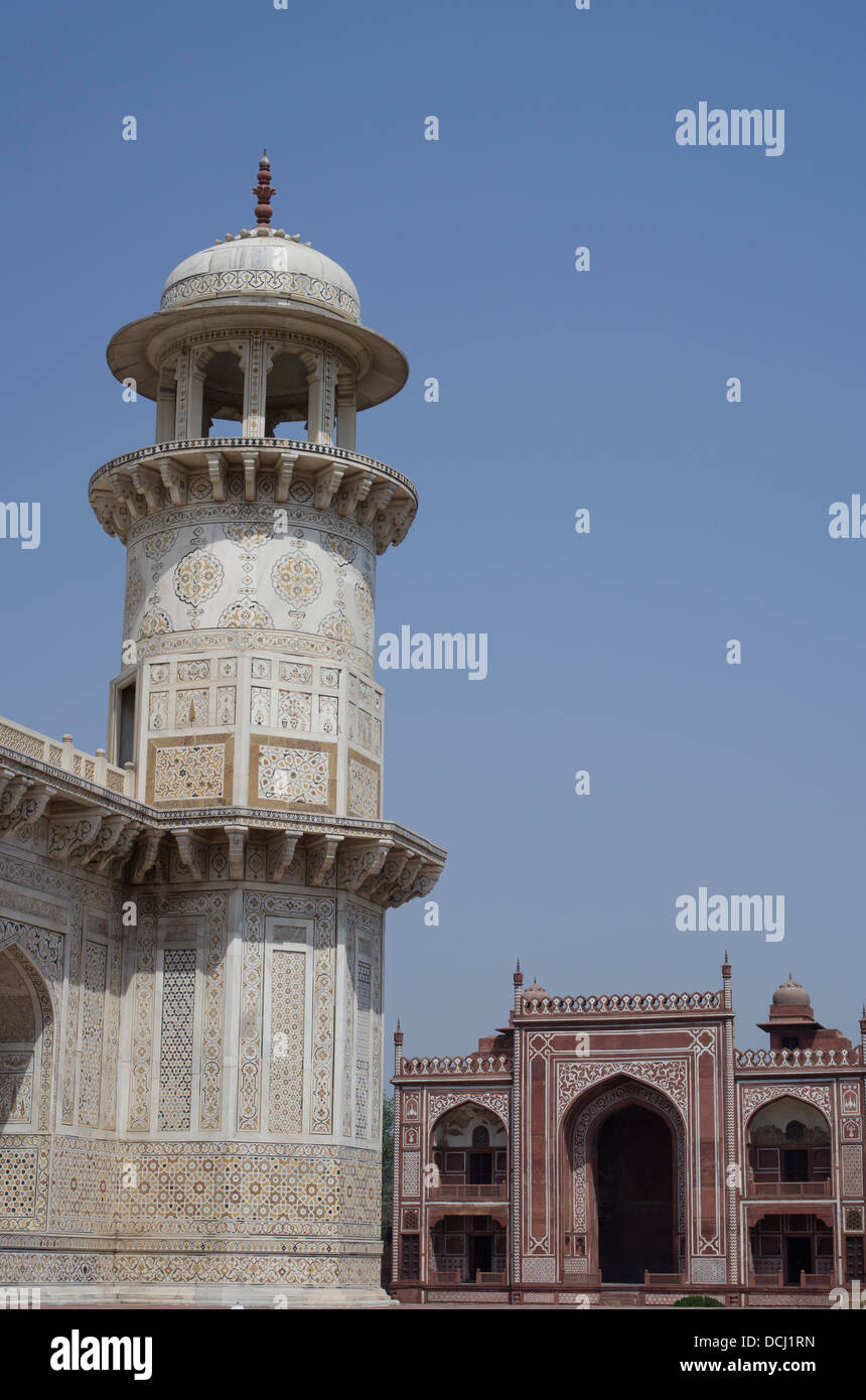 Itimad-ud-Daulah ( Baby Taj ) - Il minareto e cancello di ingresso Foto Stock