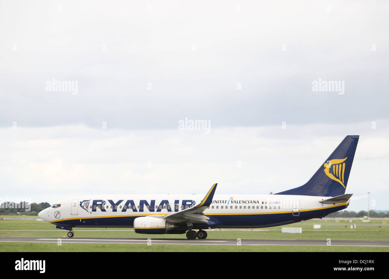 Volo Ryanair in atterraggio a aeroporto di Dublino Foto Stock