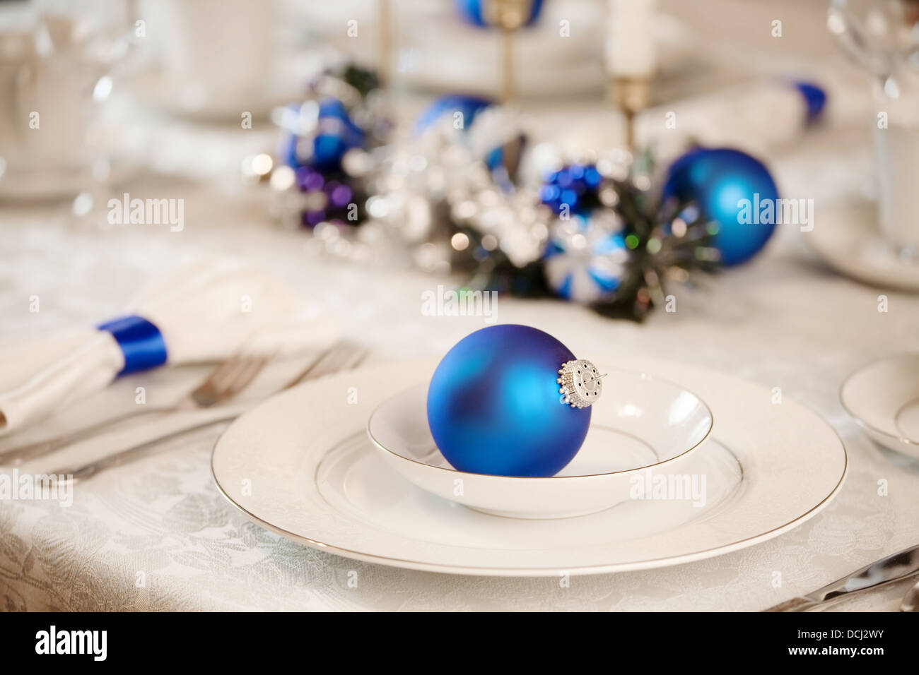 Bianco e blu decorazioni tavola Foto Stock