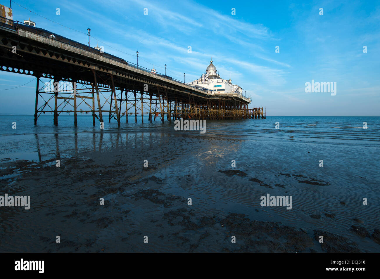 Eastbourne Pier a bassa marea, nel sud della contea di East Sussex, in Inghilterra, Regno Unito. Foto Stock