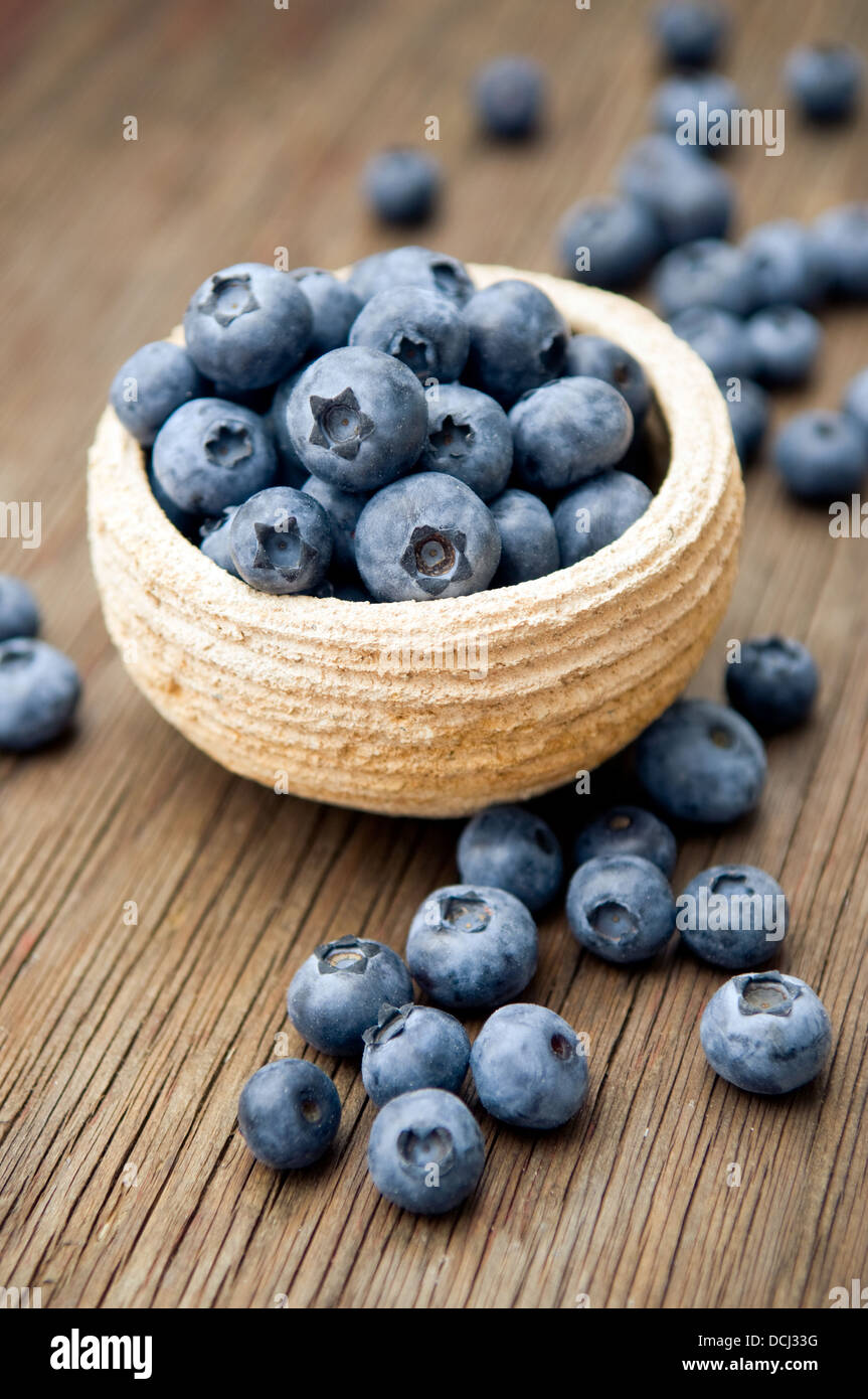 I mirtilli su sfondo di legno Foto Stock