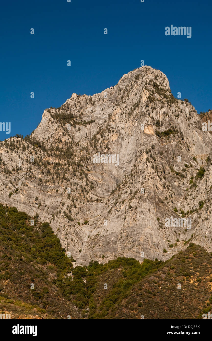 Il granito picco di montagna sopra il Kings Canyon, Fresno County, California Foto Stock