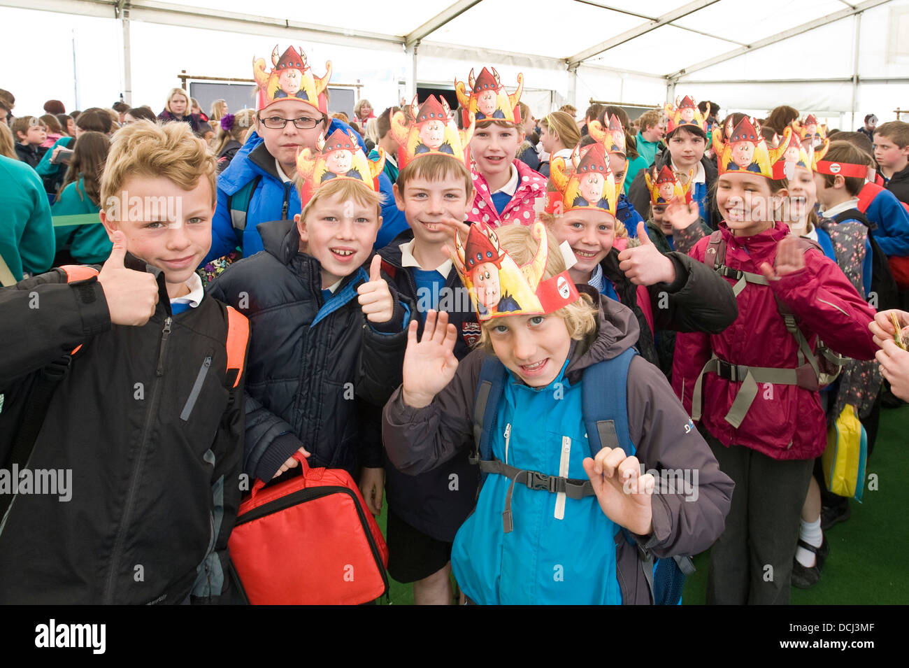 Felici i bambini della scuola in fila per uno degli eventi presso il festival di fieno. Foto Stock