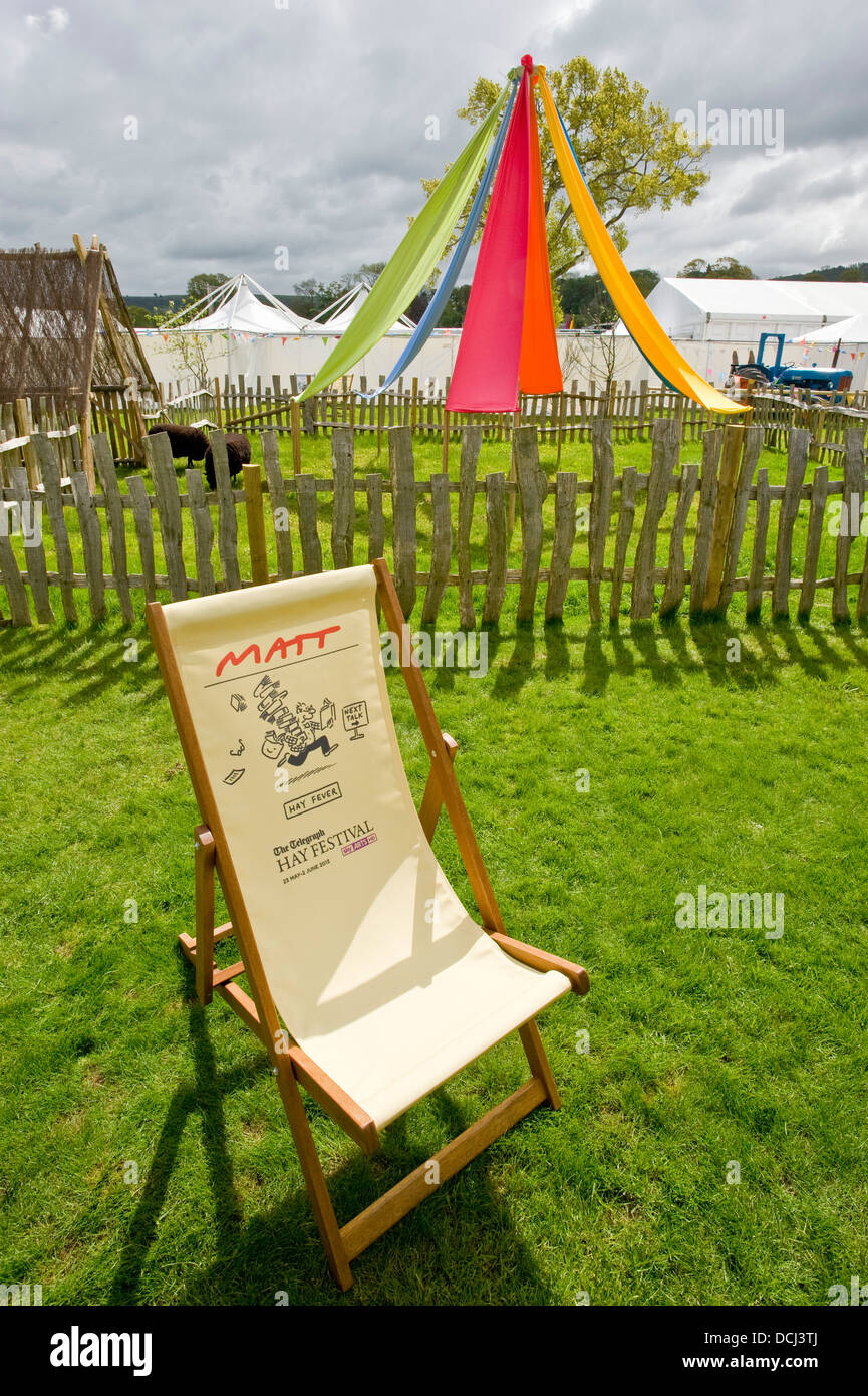 Una delle area di sosta presso il festival di fieno con 'Daily Telegraph' sponsorizzato sedie a sdraio in primo piano. Foto Stock