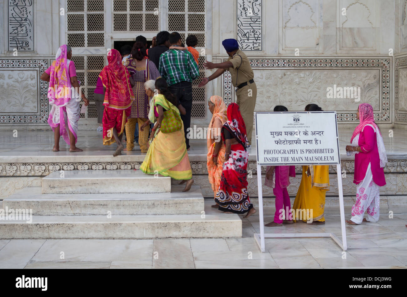 Le donne indiane in sari visitare Taj Mahal Foto Stock