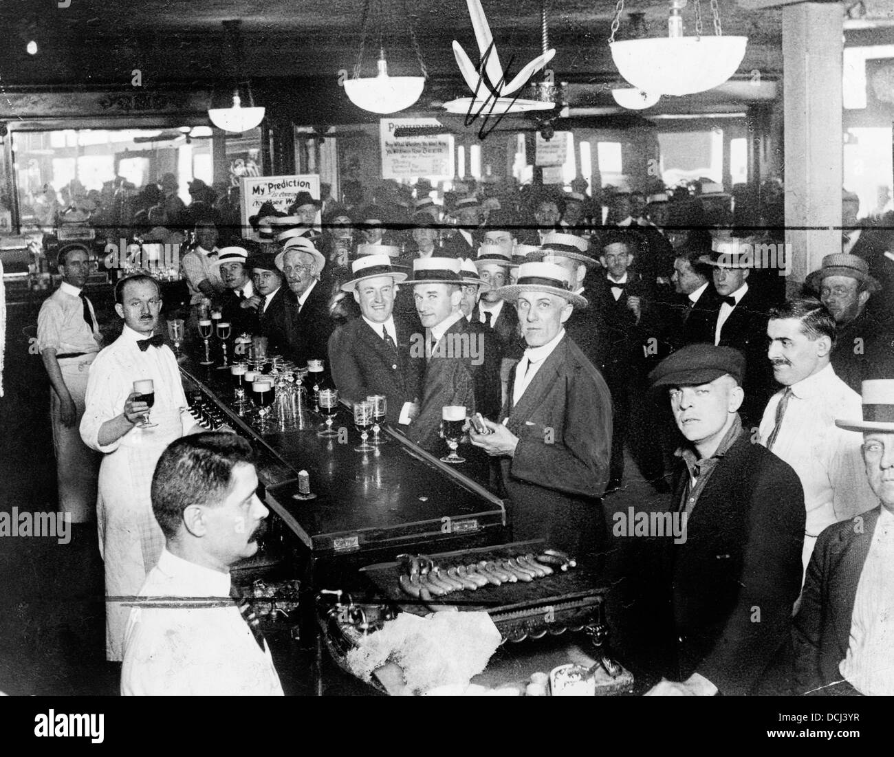 Interno di un bar affollato momenti prima di mezzanotte, Giugno 30, 1919, quando il divieto è in vigore la città di New York Foto Stock
