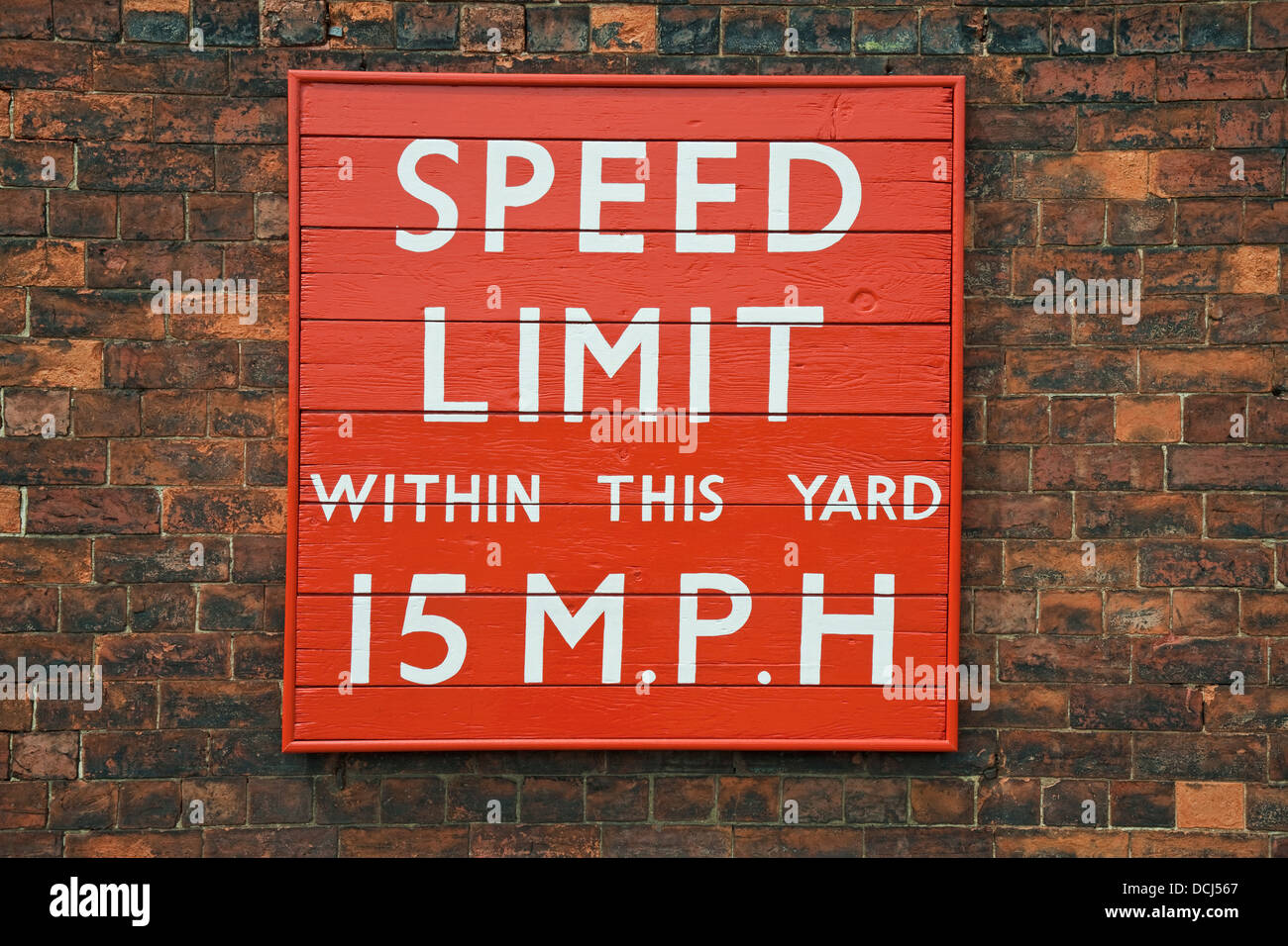 Primo piano di un vecchio cartello storico con il limite di velocità dei veicoli ferroviari della British Railways England UK United Kingdom Foto Stock