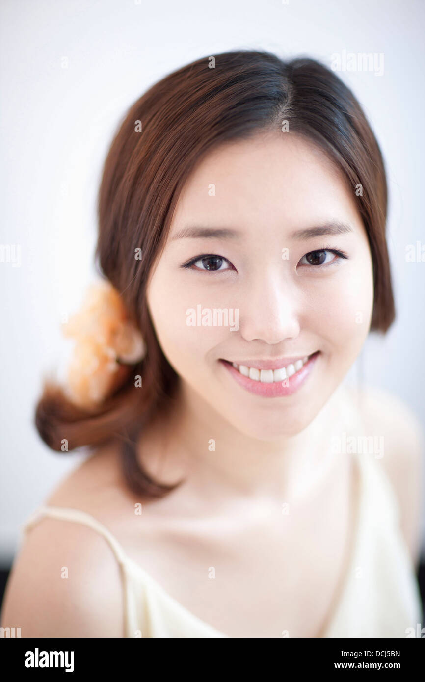 Immagine ravvicinata di una donna con un fiore pin sui capelli Foto Stock