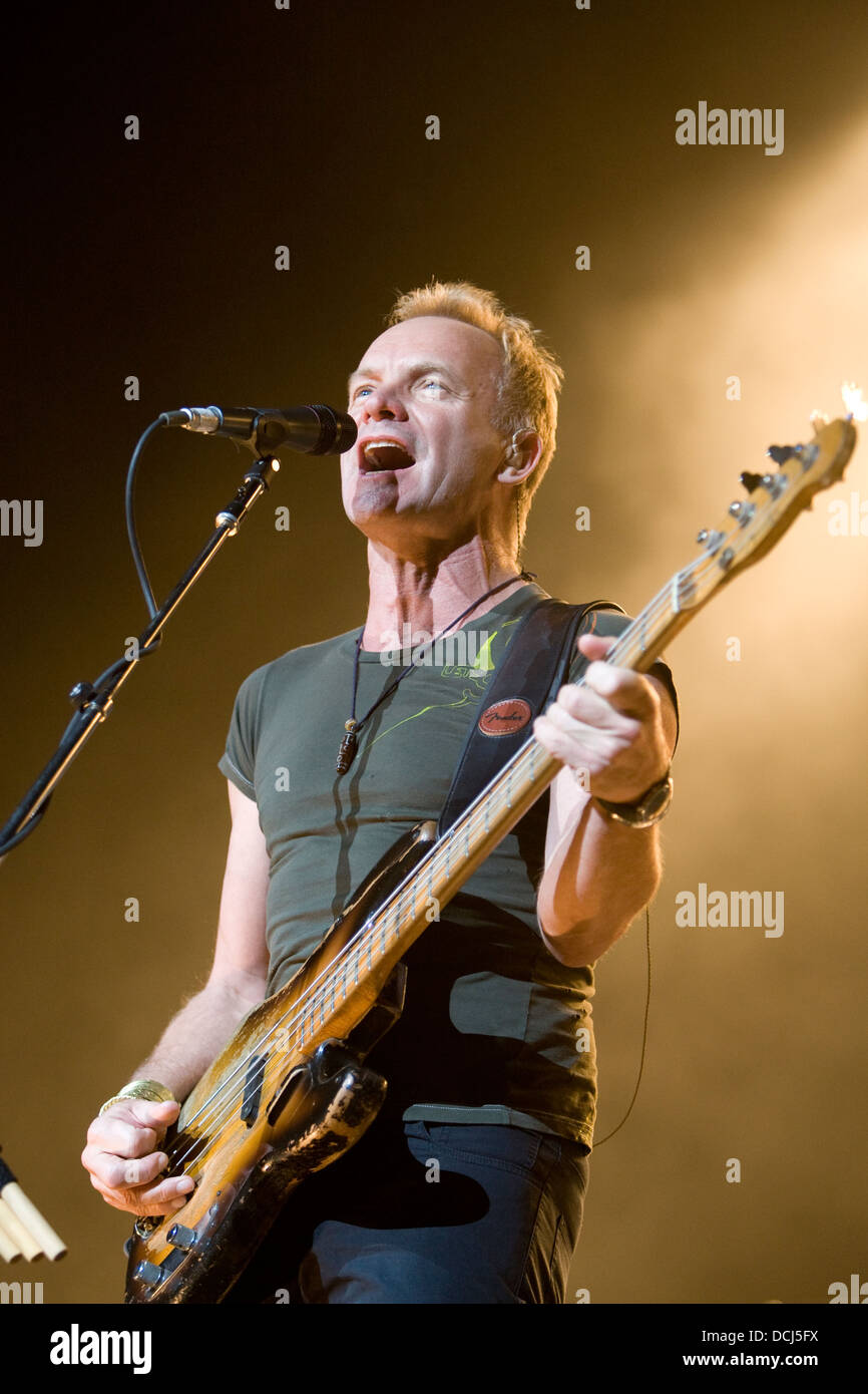 Cantante e bassista Sting (Gordon Sumner) della polizia eseguita in concerto presso la John Paul Jones Arena in Charlottesville, VA il 6 novembre 2007. Foto Stock