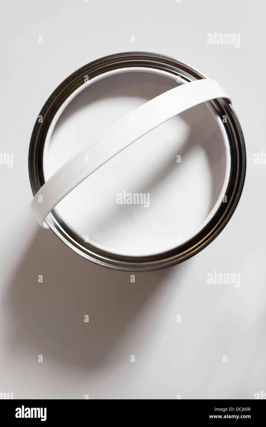Aprire il barattolo di vernice bianca Foto stock - Alamy