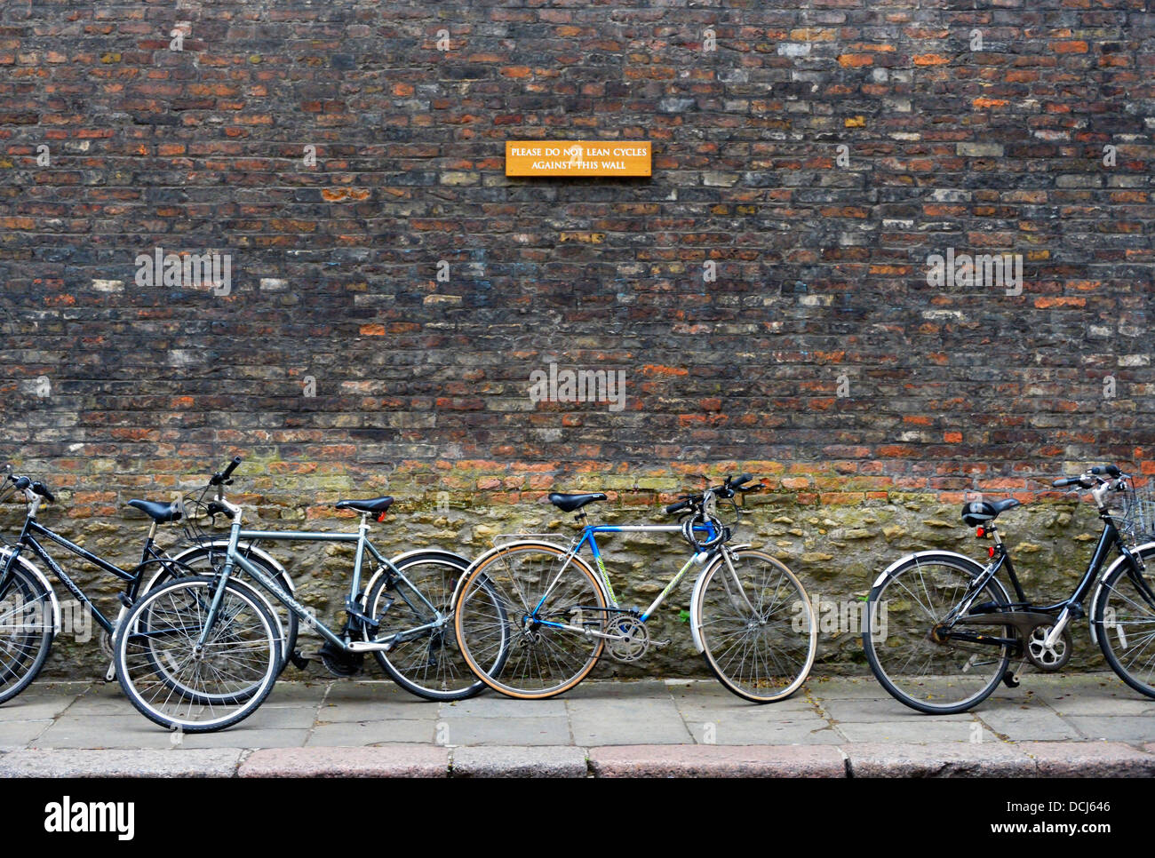 "Si prega di non sporgersi cicli contro questa parete segno. Cambridge. Cambridgeshire, England, Regno Unito, Europa. Foto Stock