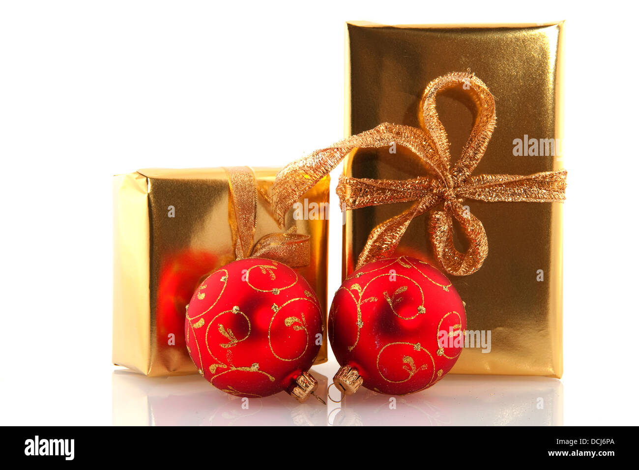 Golden regali di Natale con le palle rosse Foto Stock