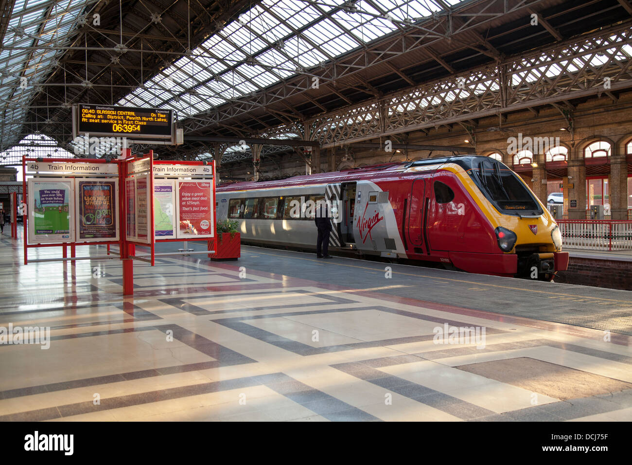 Vergine Voyager 'John Cabot' 221102 con nuovi pannelli laterali anteriori e la sorella classe 222 Meridian unità, viaggi ferroviari carrello a Preston, Regno Unito Foto Stock