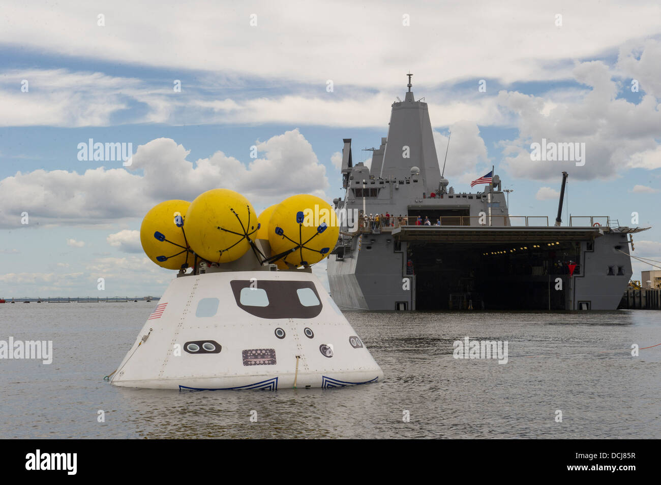NORFOLK (Agosto 15, 2013) Una capsula Orion galleggianti prima di essere trainato in pozzetto deck di trasporto anfibio dock nave USS Foto Stock