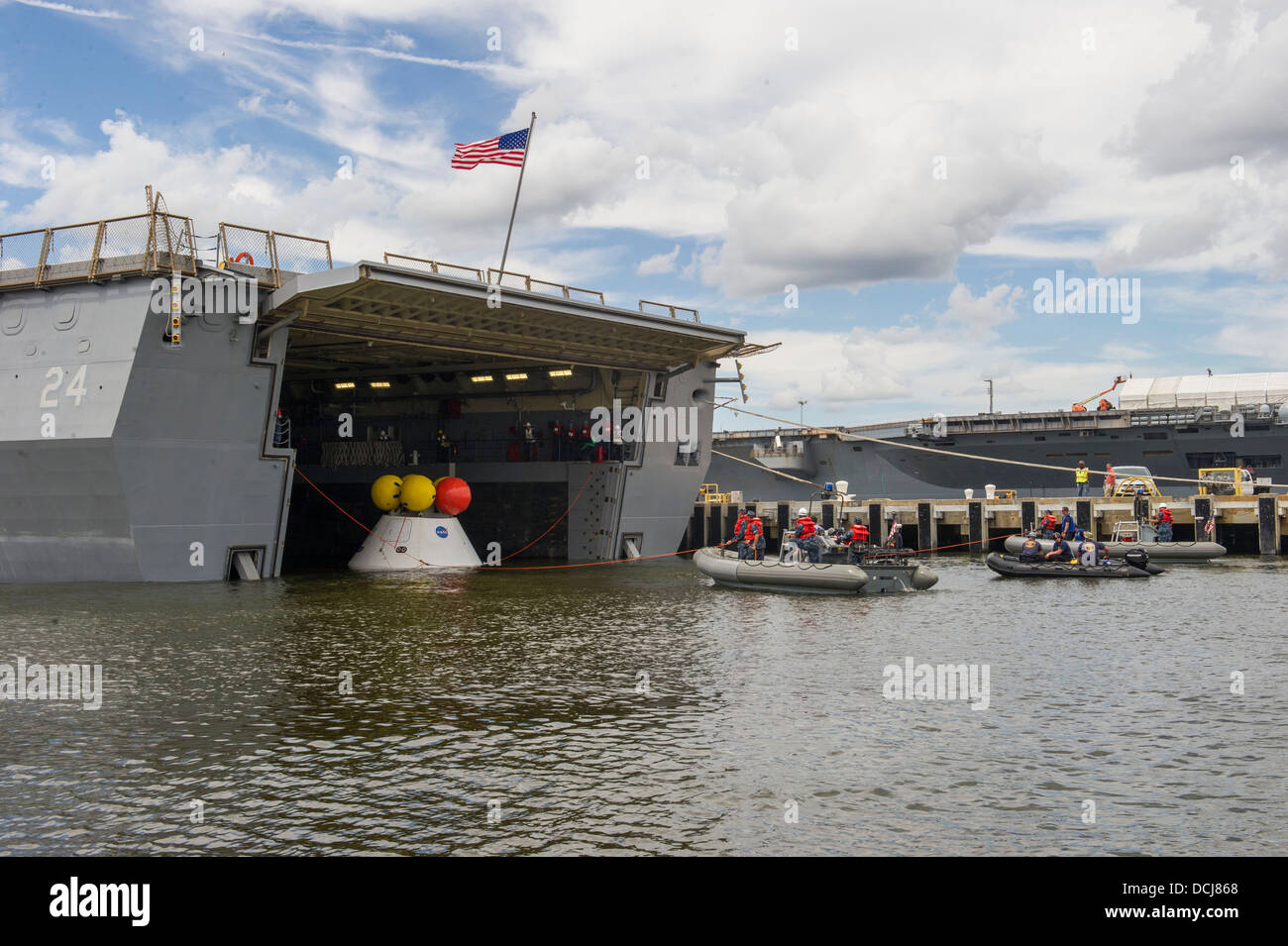 I marinai a bordo del trasporto anfibio dock nave USS Arlington (LPD 24) Recuperare una capsula Orion nel pozzo mazzo di Arlingt Foto Stock