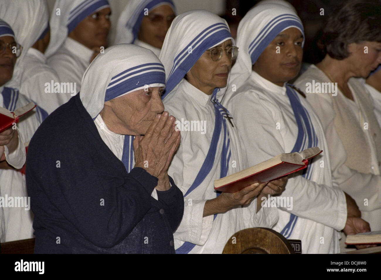 Madre Teresa durante una messa nella chiesa del Sacro Cuore di Gesù in Atlanta, Georgia. Foto Stock