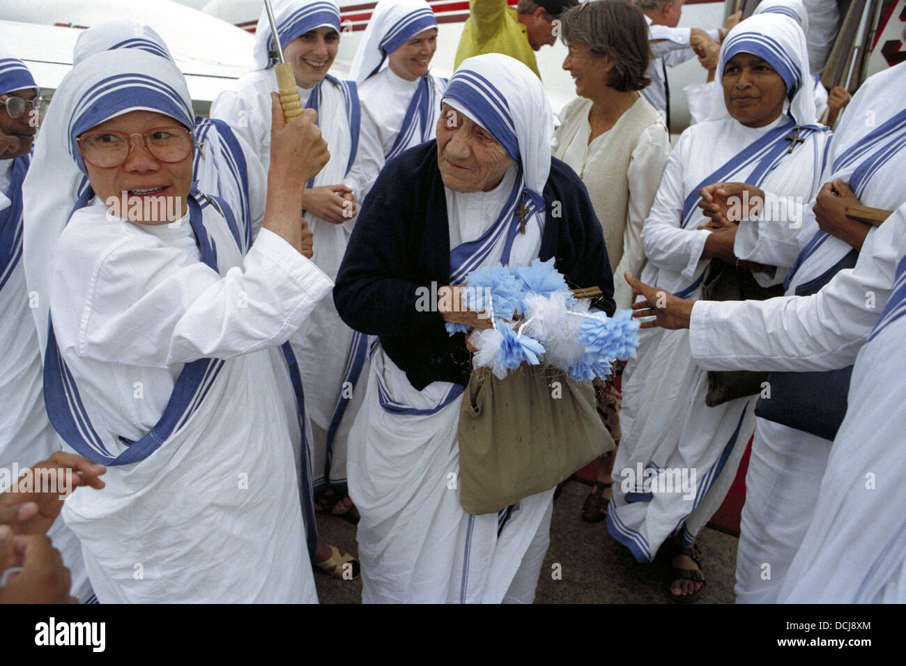 Madre Teresa circondato da un gruppo di sue sorelle dopo l'atterraggio all'Aeroporto Hartsfield di Atlanta. Foto Stock