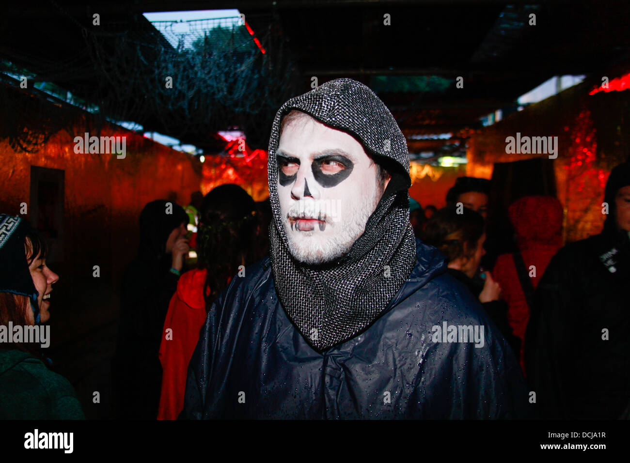 Uomo con scheletro di vernice faccia ,l'Inferno a Shangri-la ,Glastonbury Festival 2013, Somerset, Inghilterra, Regno Unito. Foto Stock