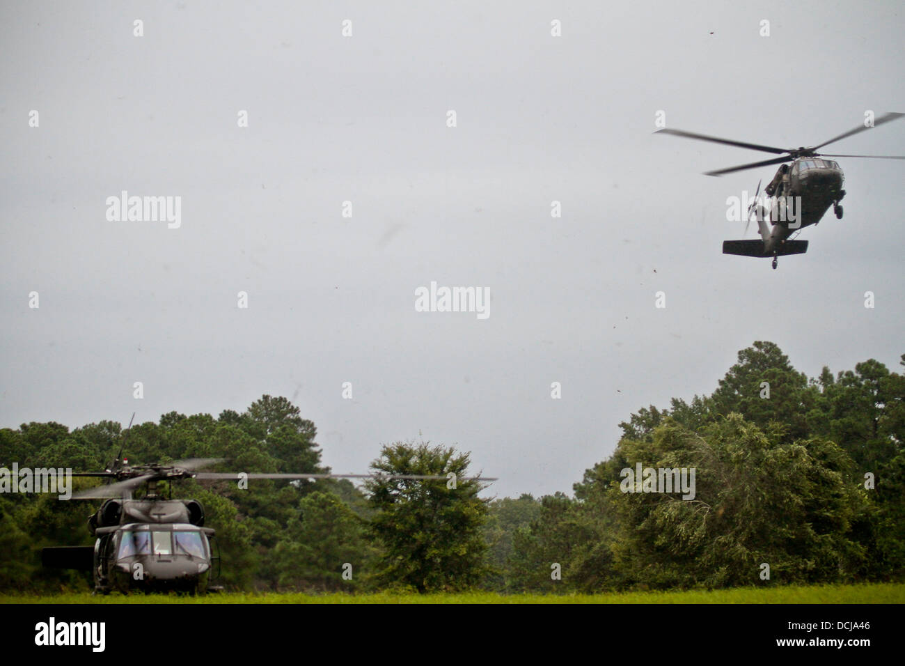 Due Stati Uniti Esercito UH-60 Black Hawk elicotteri da 150 elicottero d'assalto battaglione, New Jersey Esercito Nazionale Guardia, trasportare soldati e aviatori durante un inserimento aria esercizio a Fort Pickett, Virginia, il Ago 17 Foto Stock