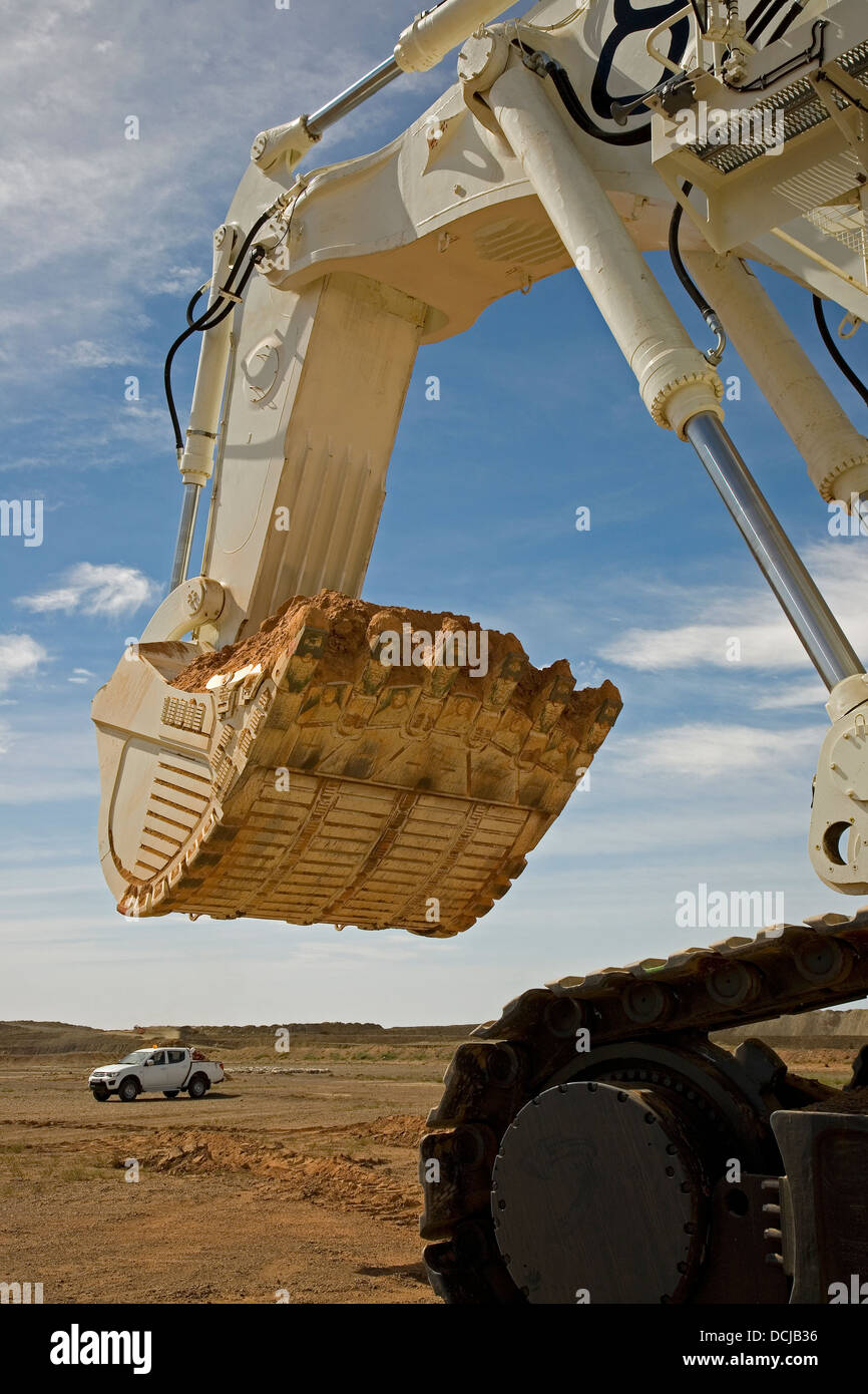 Bucyrus Caterpillar escavatore idraulico escavatore innovando su una superficie di oro del sito minerario in Mauritania, Africa nordoccidentale Foto Stock