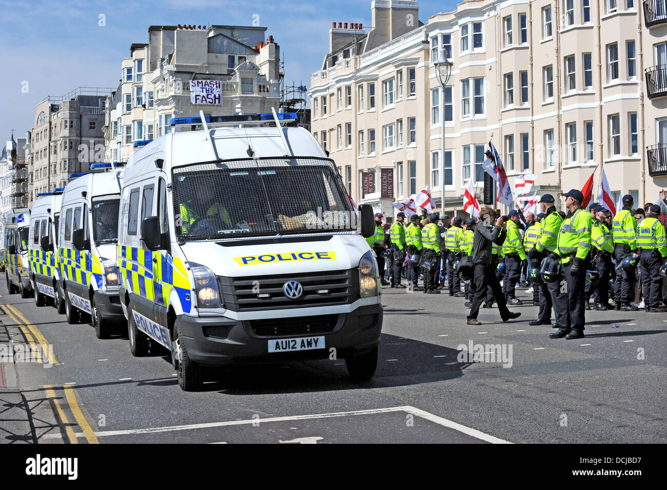 La polizia di mantenere i membri della Difesa inglese League e anti fascisti manifestanti separati durante un EDL marzo a Brighton Foto Stock
