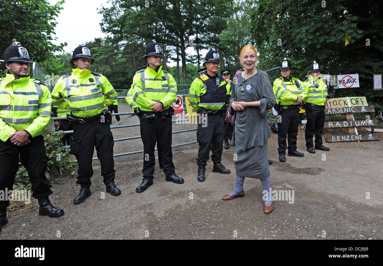 Fashion designer Dame Vivienne Westwood unisce anti fracking dimostranti presso il sito Cuadrilla in Blacombe Foto Stock