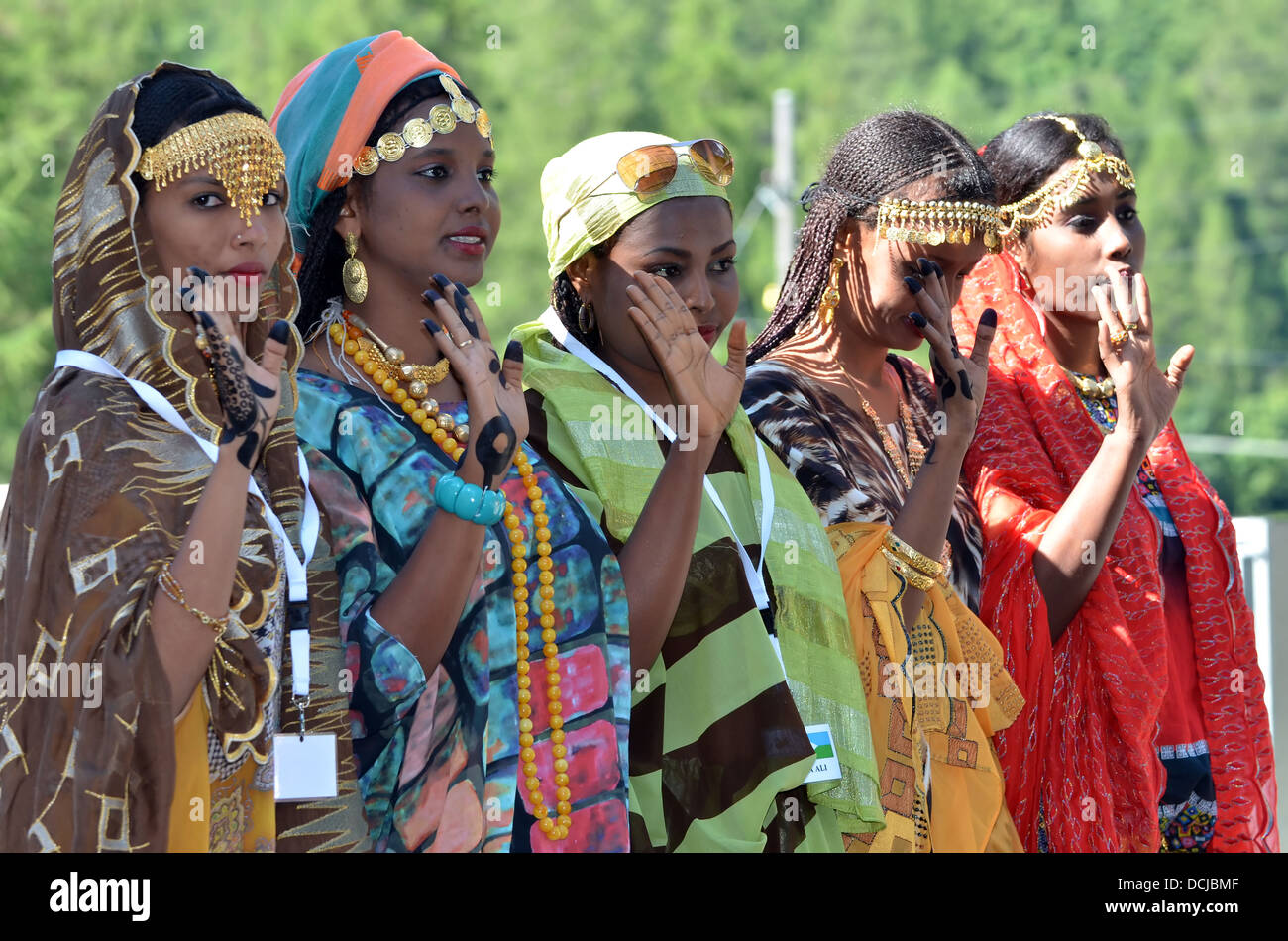 Gibuti ballerini in linea presso il Festival Internazionale del Folklore e danza dalle montagne (CIME) Foto Stock