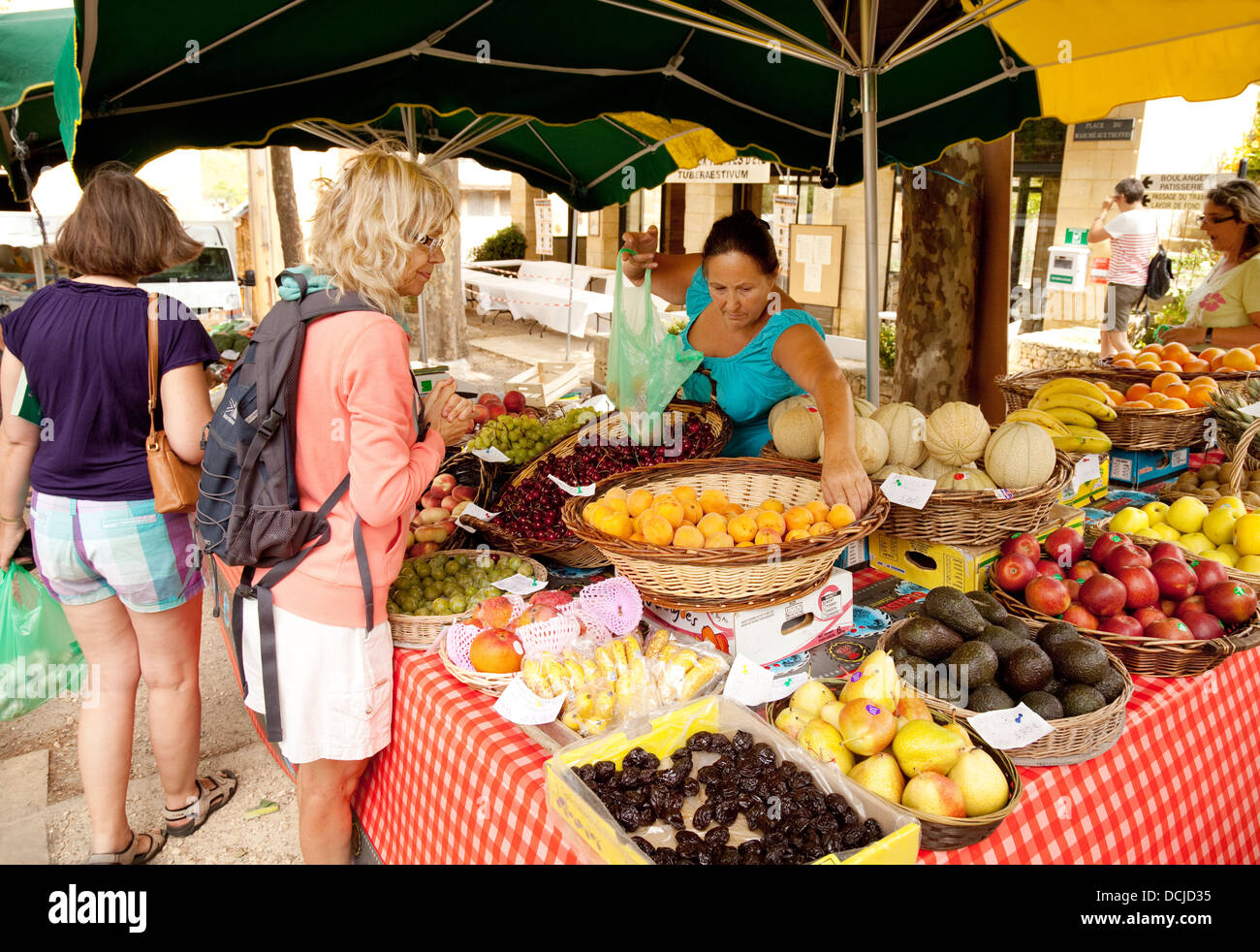 People shopping per la frutta nel villaggio di mercato, Ste Alvere, la Dordogne, Francia Europa Foto Stock