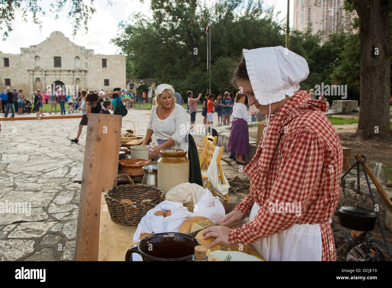 Membri del San Antonio Storia viva associazione dimostrare la vita di 1830s a la Plaza di fronte all'Alamo. Foto Stock