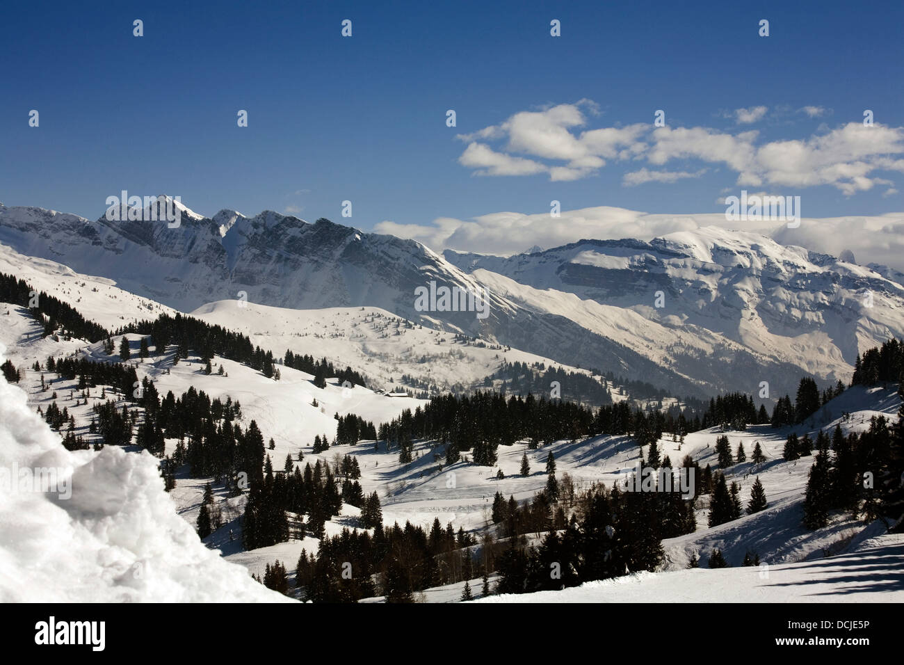 Panorama di montagna sopra Morzine Portes du Soleil Haute Savoie Francia Foto Stock