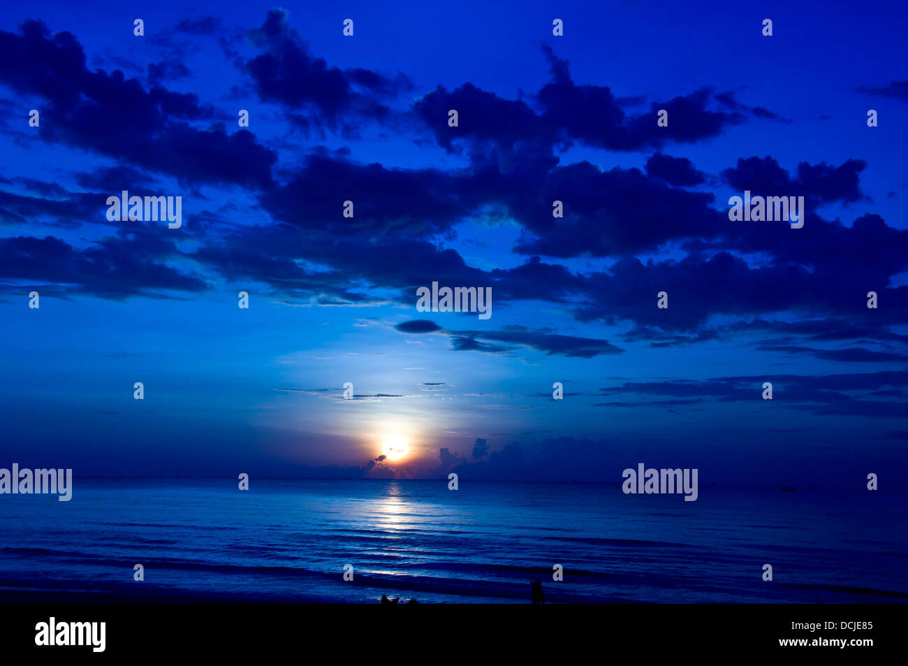 Bellissima alba e cielo blu dalla natura Foto Stock