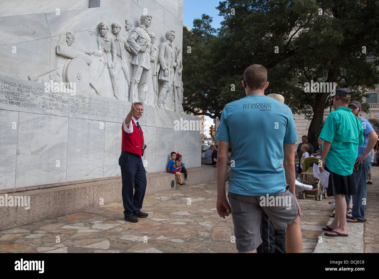 Una guida i colloqui per i turisti su Alamo Foto Stock