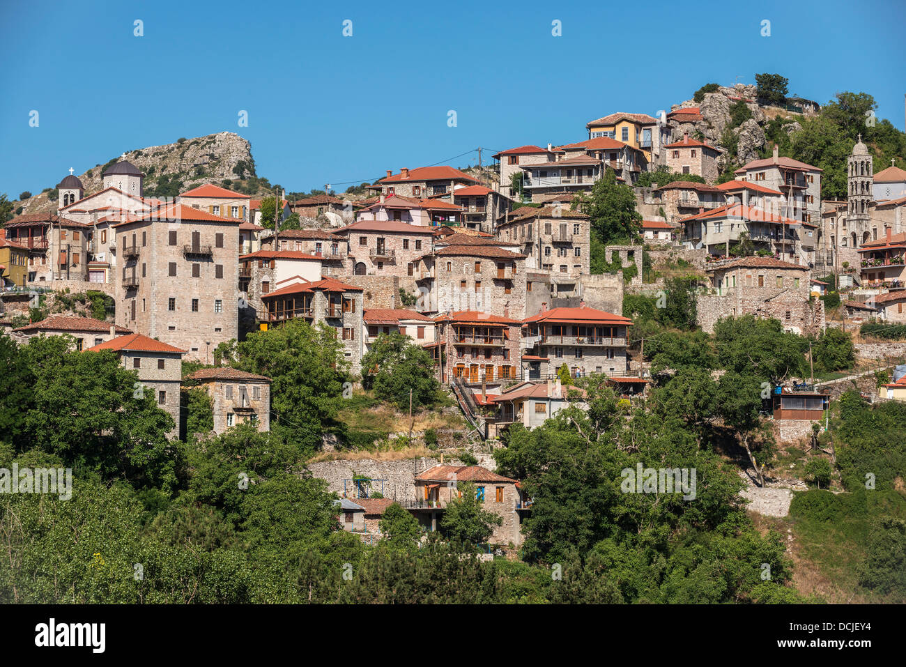 Il villaggio di Dimitsana sul bordo del Lousios gorge, Arcadia, Peloponneso centrale, Grecia. Foto Stock