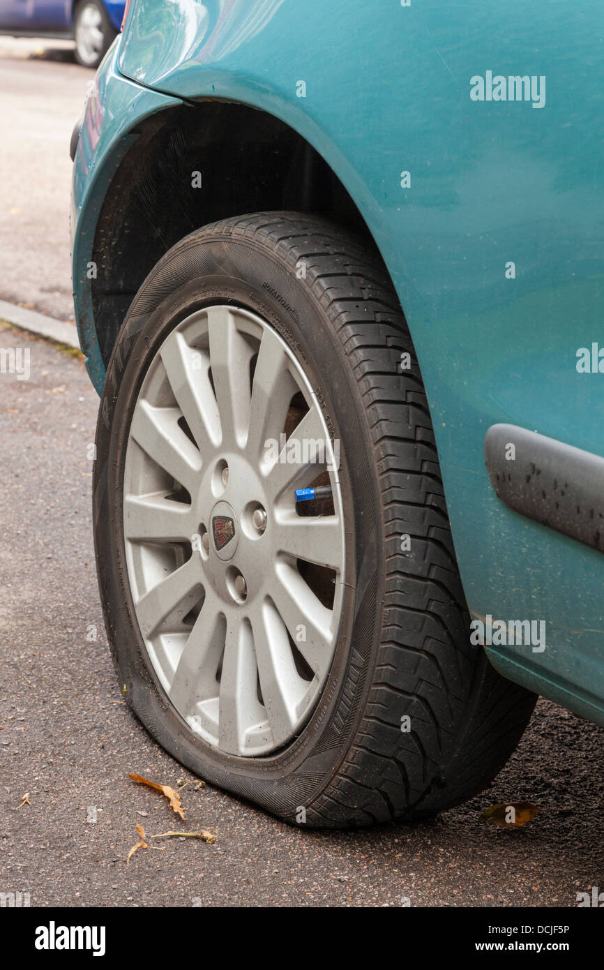 Foratura. Auto con un pneumatico sgonfio, England, Regno Unito Foto Stock