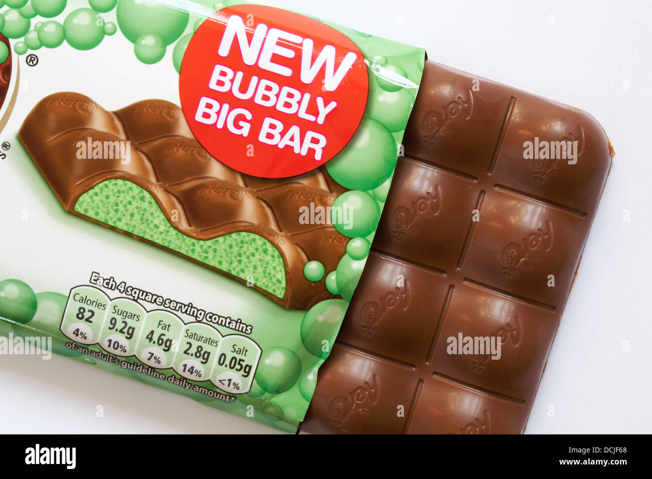 Nestle Mint aero nuovo bubbly big barretta di cioccolato con contenuti che mostra al di fuori del set di wrapper su sfondo bianco Foto Stock