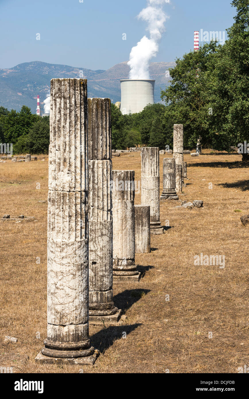 Antica megalopoli con la torre di raffreddamento Megalopoli moderne della stazione di potenza in background. Peloponneso centrale, Grecia. Foto Stock