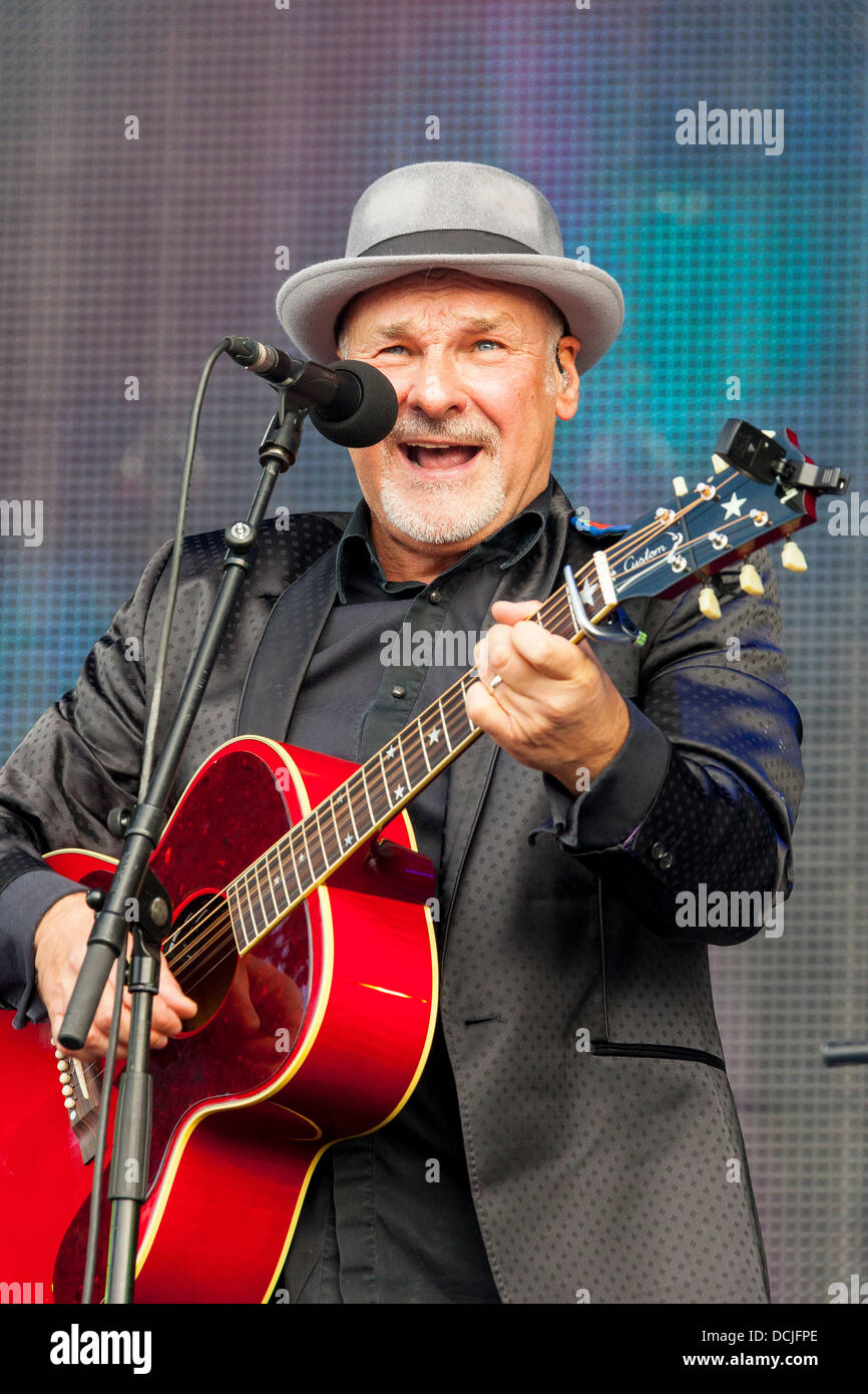 Remenham, Henley-on-Thames, Oxfordshire, Regno Unito. Il 18 agosto 2013. Cantante, compositore e musicista PAUL CARRACK (ex del gruppo Mike + Meccanica) esegue sul palco al 2013 "Vento - La 80s Festival' trattenuto 16-17-18 Agosto 2013. Foto © 2013 John Henshall/Alamy Live News. PER0353 Foto Stock