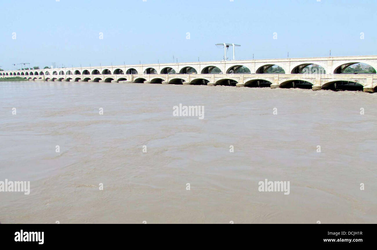 Un elevato livello di onda alluvione del fiume Indo è passante a Sukkur barrage dopo passa attraverso vaste aree del Punjab distretti di Attock, Bhakkar, Mianwali, Layya, Muzaffargarh, D G Khan e Rajanpur, Lunedì 19 Agosto, 2013. La previsione di inondazioni divisione di detto fiume Indo a Sukkur è probabile anche per raggiungere 'high flood" livello compreso tra 600.000 a 650.000 cusecs durante il mese di agosto 21. Foto Stock