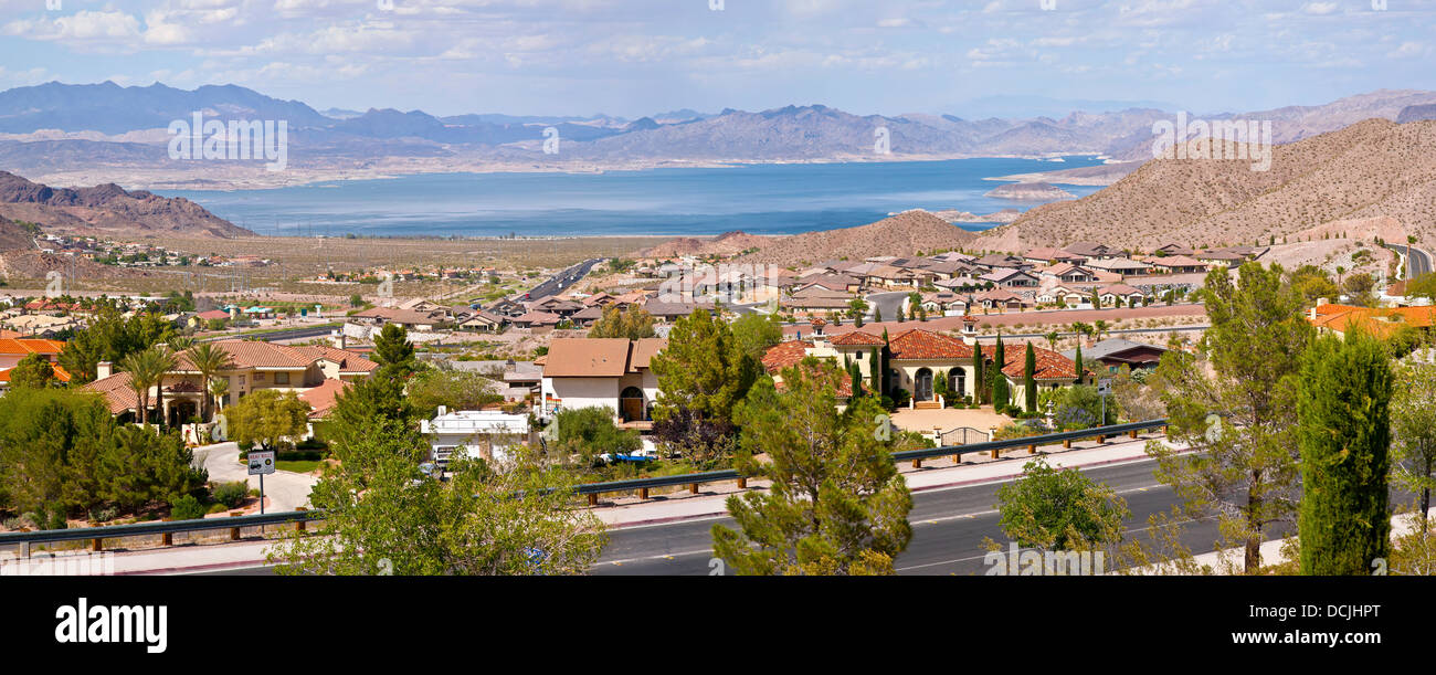 Boulder City Nevada sobborghi e il lago Meade con montagne circostanti panorama. Foto Stock
